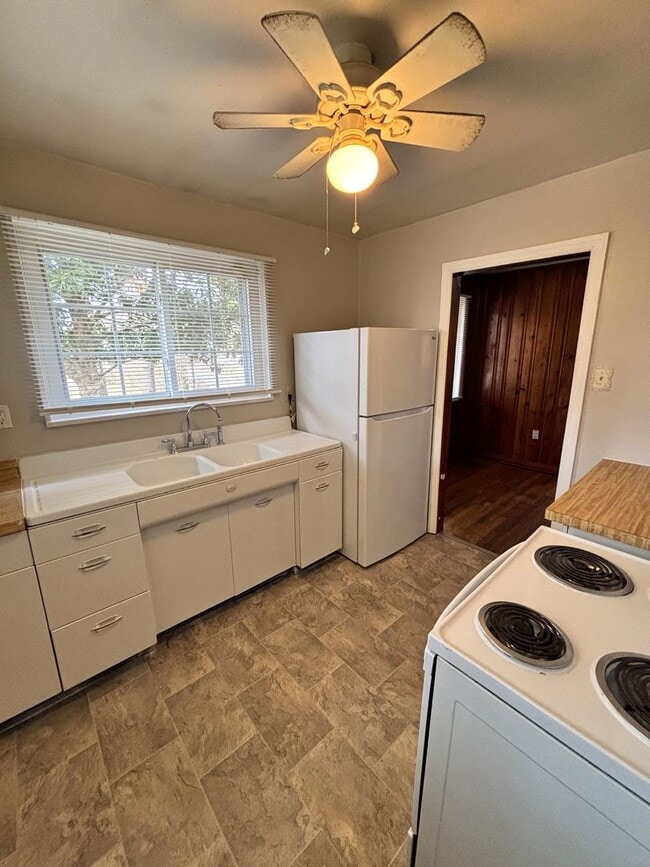 Building Photo - Quiet Country Feel — Minutes From Downtown Knoxville 2bd/1bth