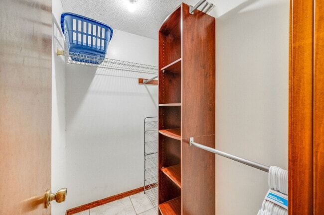 Building Photo - Beautifully updated Pool Home