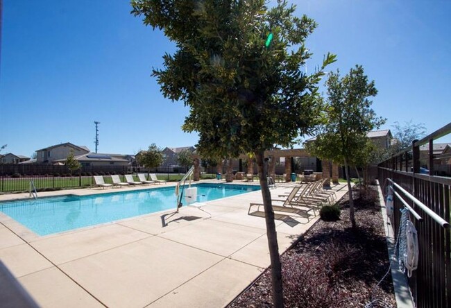 Building Photo - 3 bedroom, 2 1/2 bathroom home located in ...