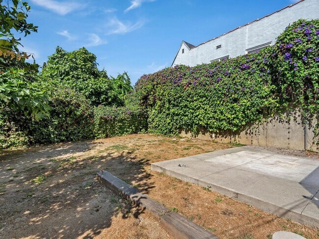 Building Photo - 1044 Manzanita St