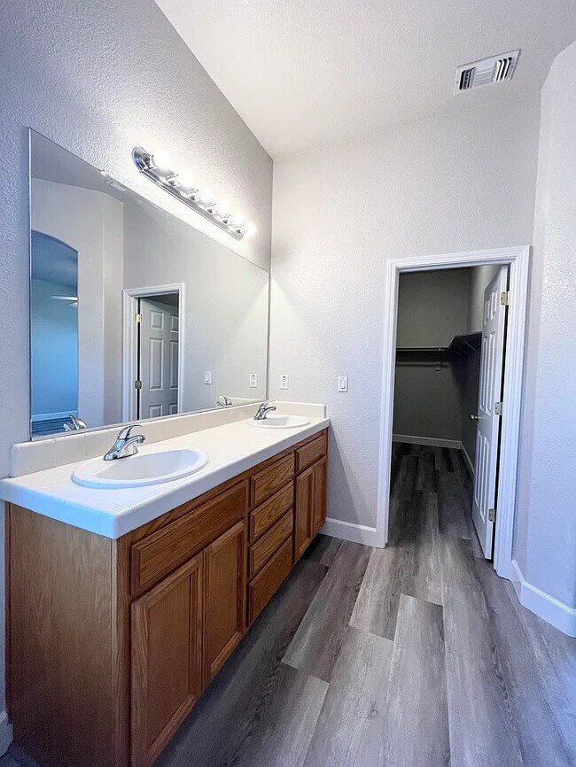 Building Photo - Stunning 4 bedroom 2 bathroom home in Linc...