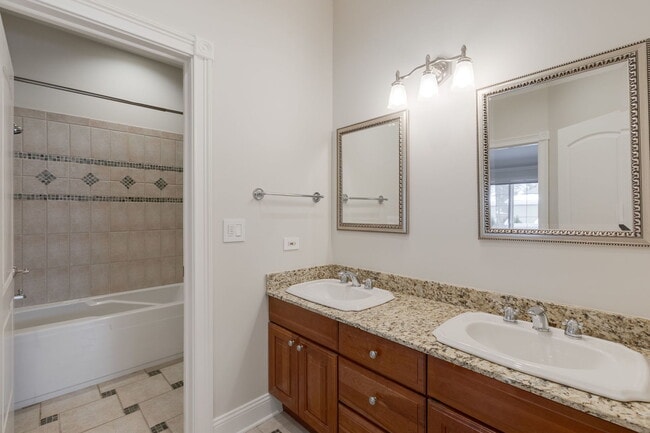 Building Photo - 420 Pine Manor Dr