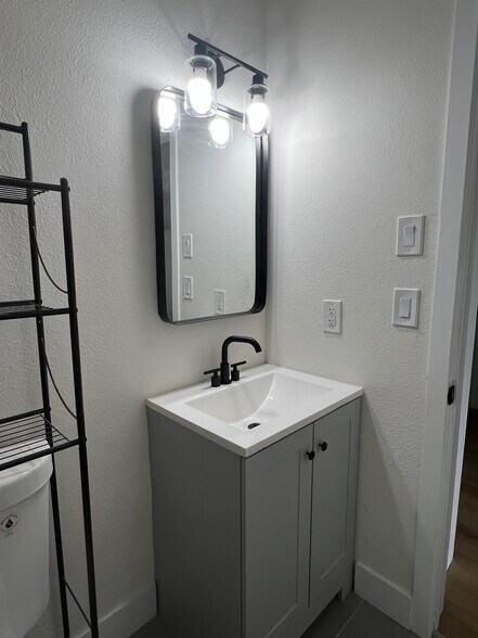 Building Photo - 40585 Sanalamar Dr