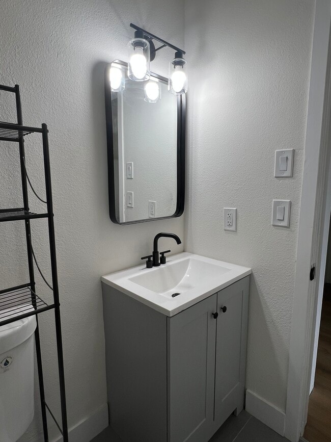 Building Photo - 40585 Sanalamar Dr