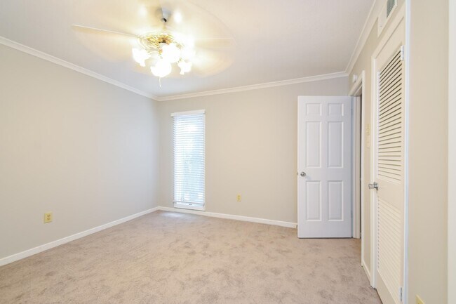 Building Photo - 5825 Lynnfield Cove