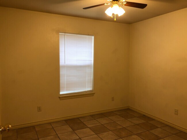 Building Photo - 1034 San Saba St
