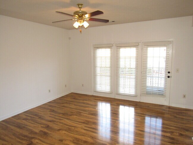 Building Photo - Rivergate area condo with 2 bedrooms, 2 ba...