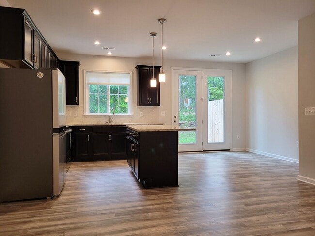 Building Photo - Immaculate 3 bedroom townhouse centrally located in Bon Air