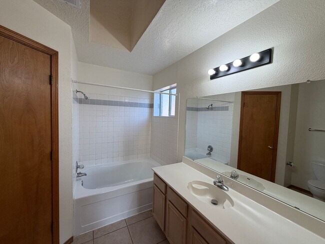 Building Photo - 3 Bedroom Single Story Home Available Near Unser Blvd NW & Ladera Dr NW!