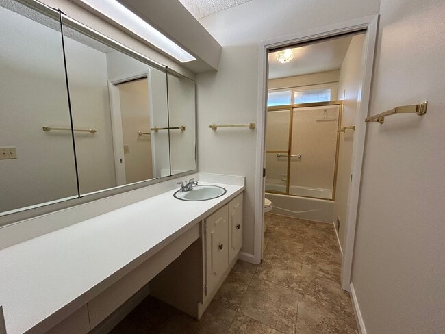 Building Photo - Welcome to this charming 3-bedroom, 2-bath home located in a desirable Oakmont 55+ adult community