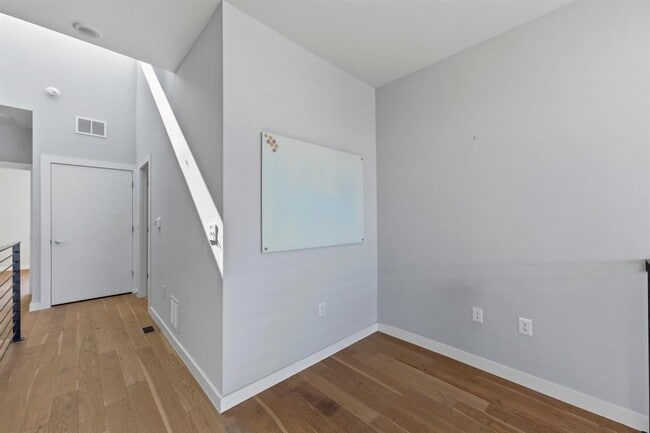 Building Photo - 2002 E 7th St