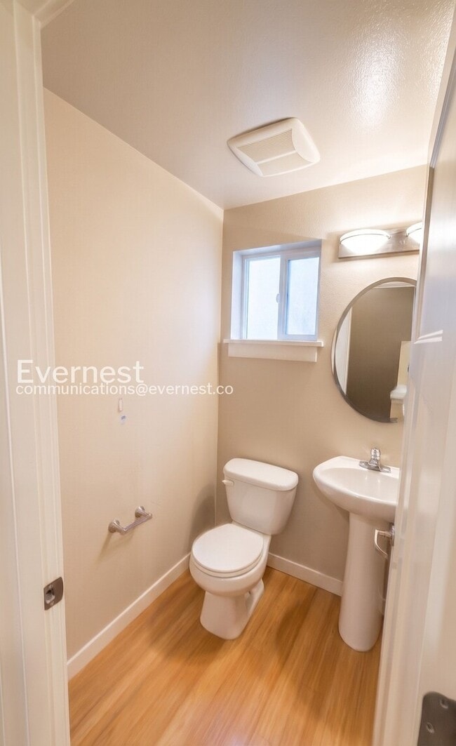 Building Photo - 3 Bed, 1.5 Bath Townhome with Fenced Yard / Vouchers Accepted / Coming Soon!