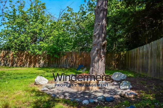 Building Photo - Modern 4 bed 2.5 Bath Home