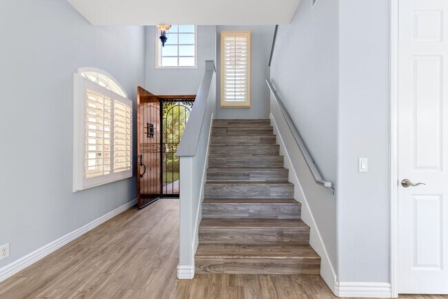 Building Photo - 546 N Indian Canyon Dr