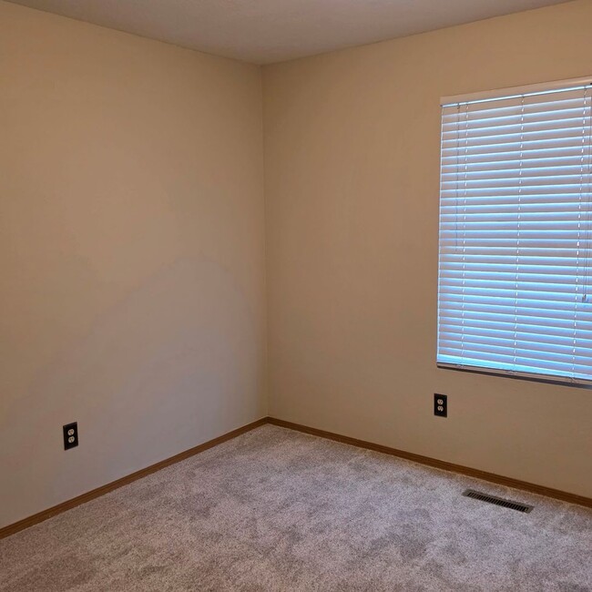 Building Photo - Great 3 bed 1.5 bath house in South Springfield