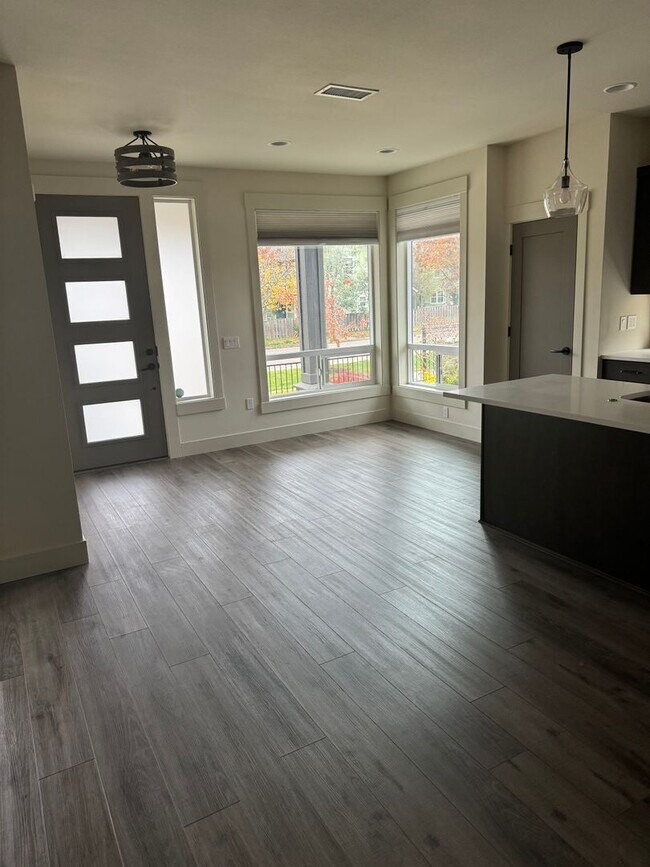 Building Photo - Exceptional 3 Bedroom / 2.5 Bath Modern Townhouse