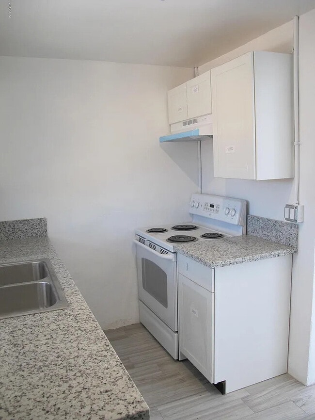 Building Photo - House for Rent