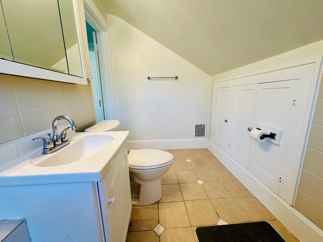Building Photo - Newly Remodeled, Large 2 Bedroom Single Fa...
