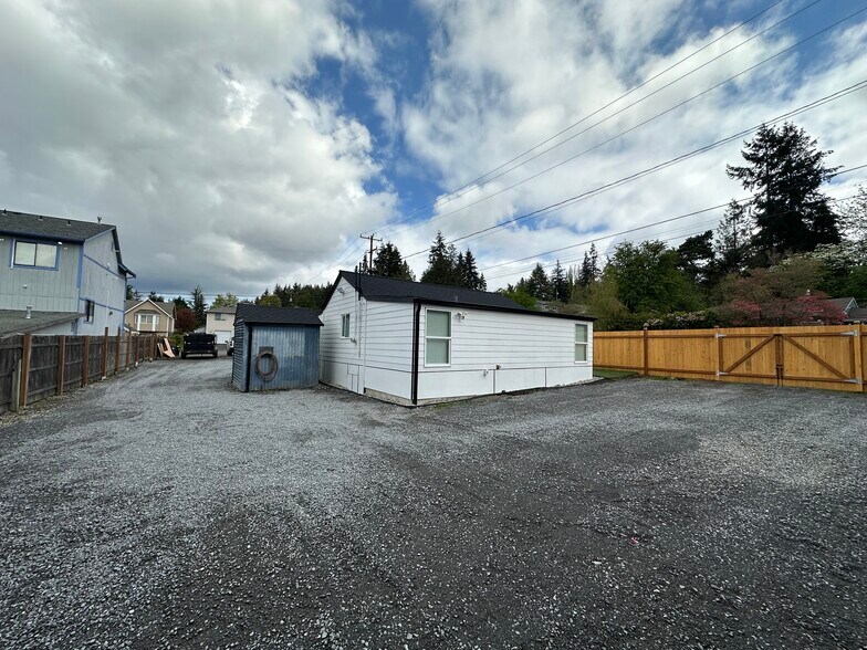 Building Photo - 1747 NE 147th St