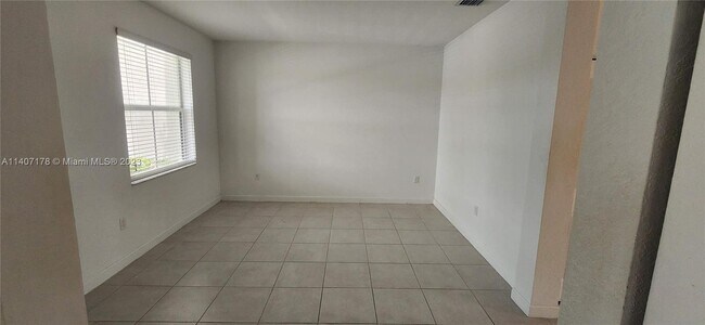 Building Photo - 2708 SE 15th Ct