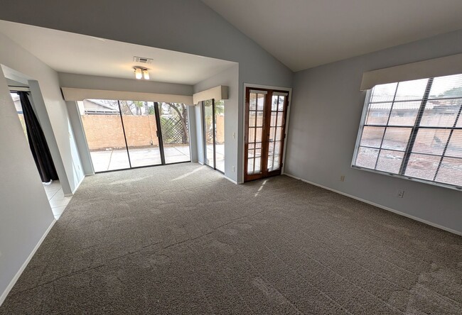 Building Photo - 3 Bedroom Patio Home in Joshua Village Nea...