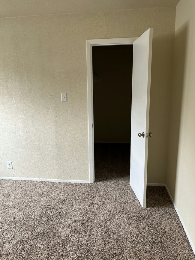 Building Photo - 817 Betsy Ross Dr