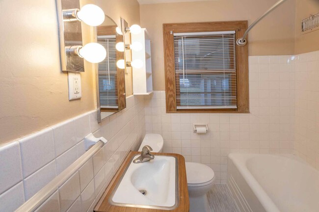 Building Photo - 236 E Main St