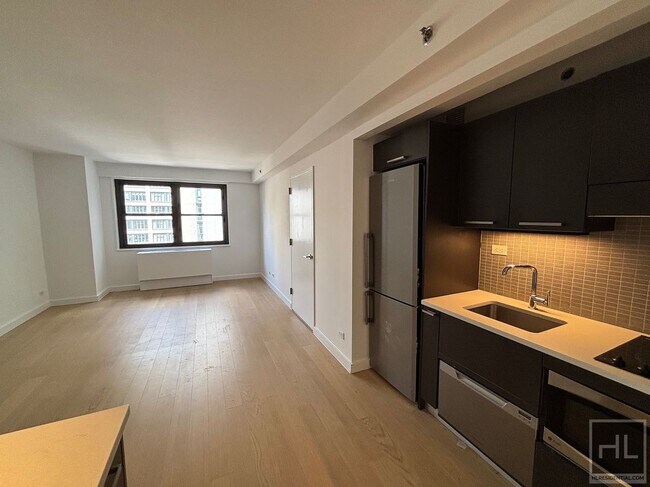 Building Photo - 222 E 39th St