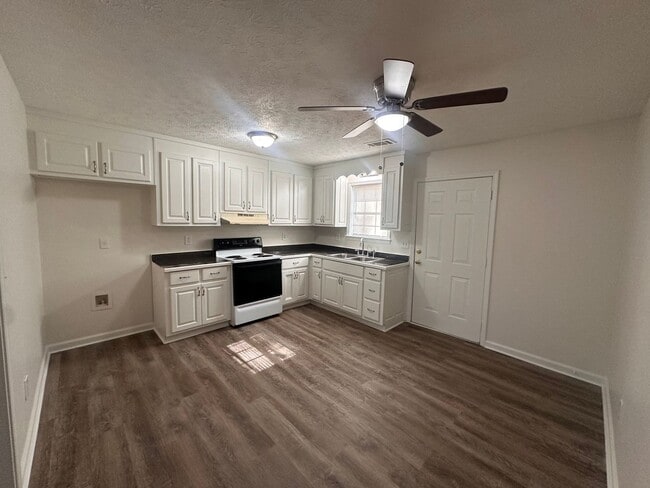 Building Photo - 121 Clyde Dr