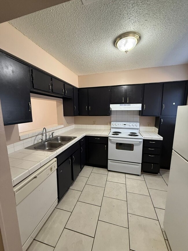 Building Photo - 2 bedroom 2 bath town home in a gated comm...