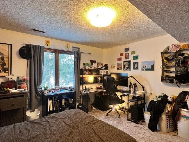 Building Photo - 520 Lake Summit Ct