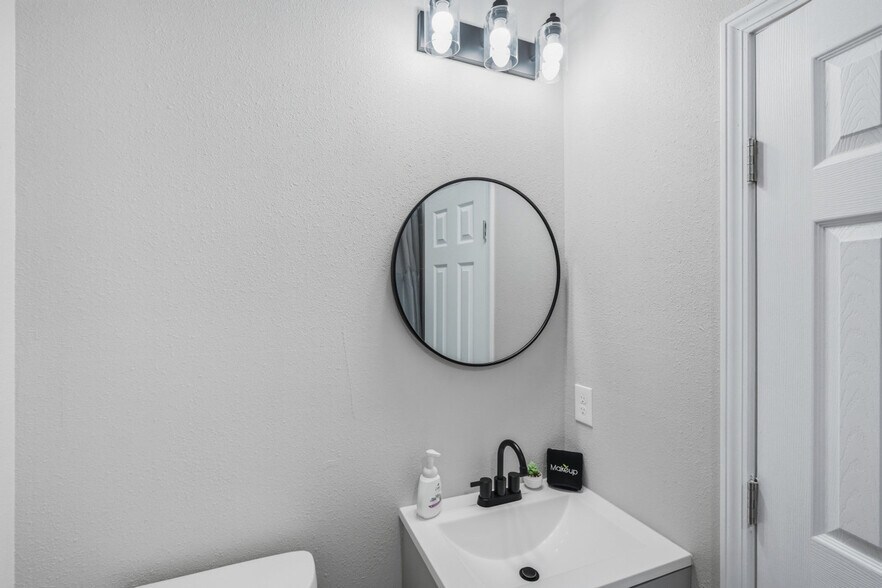 Building Photo - 2306 E Houston St