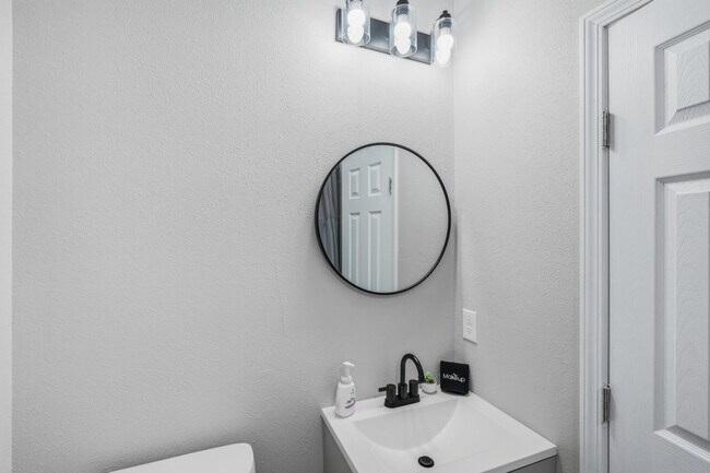 Building Photo - 2306 E Houston St