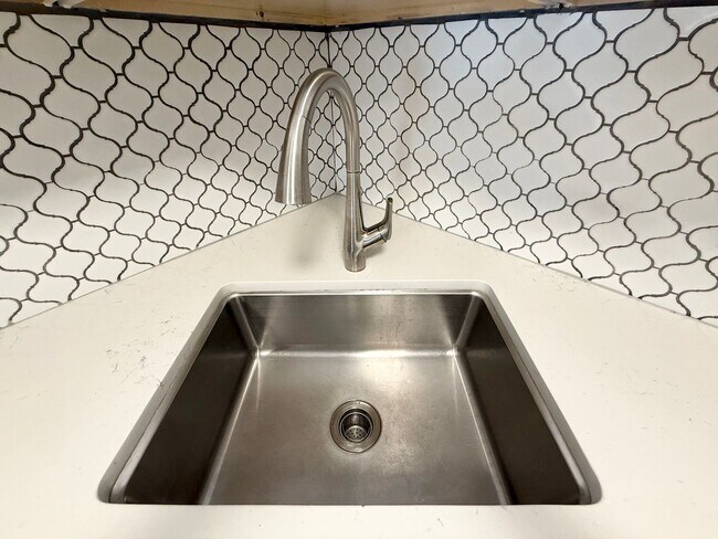 Building Photo - Meridian Apartments Your Gateway to Everything in Hampton Roads