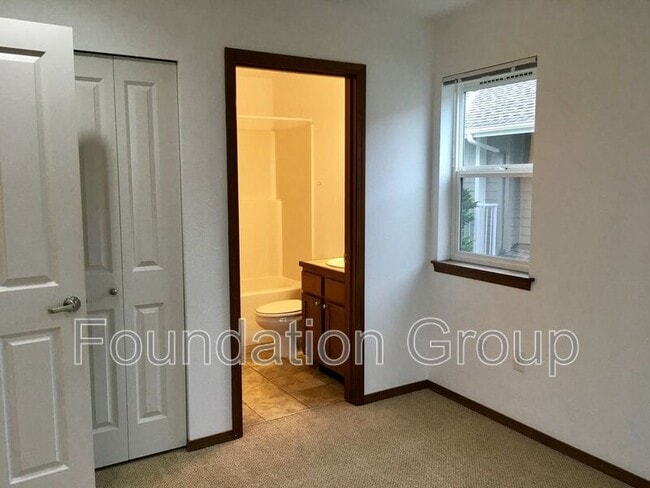 Building Photo - 12545 Roosevelt Way NE
