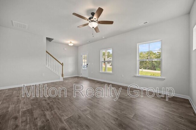 Building Photo - 200 Beacon Hl Rd