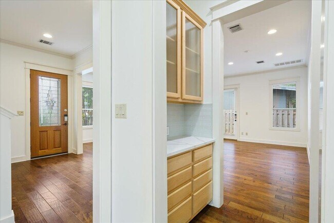 Building Photo - 5603 William Holland Ave
