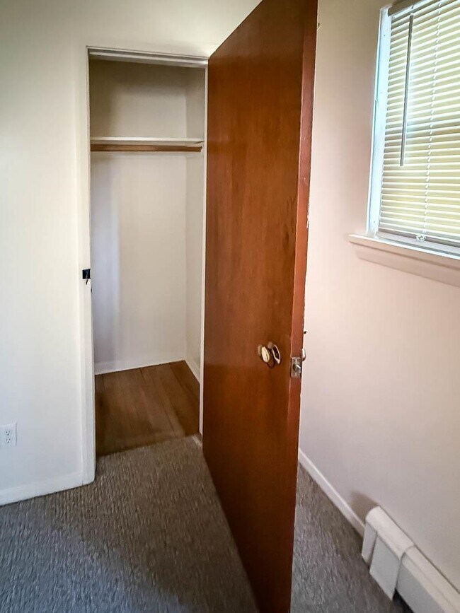 Building Photo - 14 Suburbia Ct