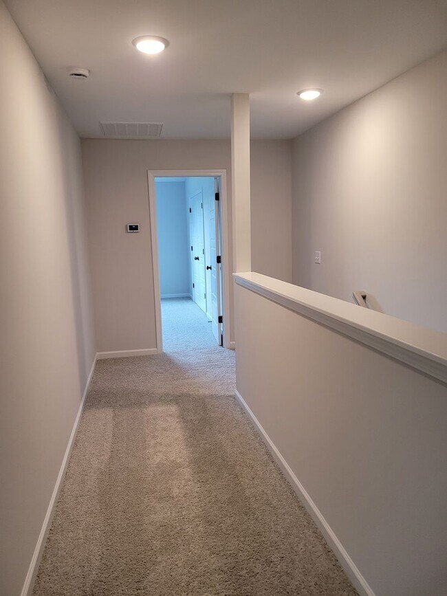 Building Photo - Modern townhome in beautiful Mallory Creek Subdivision