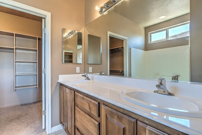 Building Photo - Beautiful Coral Canyon Home with Modern Up...