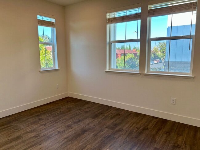 Building Photo - Centrally Located Santa Clara Townhouse