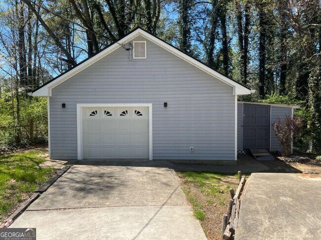 Building Photo - 3850 Apache Ln