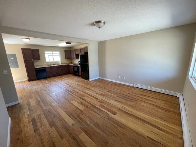 Building Photo - 6bd/2ba Home with Bonus Room & Detached Garage