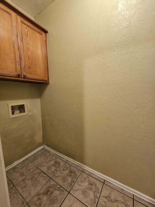 Building Photo - (3) Bed/(2) Bath in West Norman! Avail NOW!