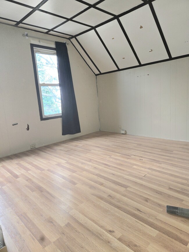 Building Photo - 111 Redlyn St