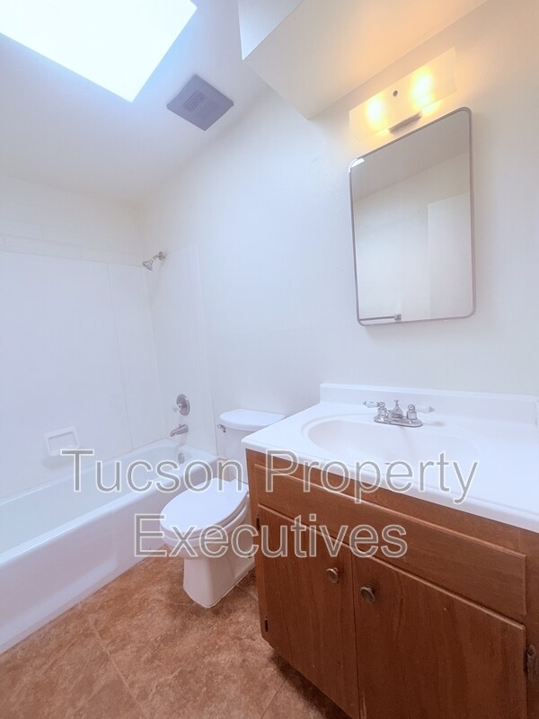 Building Photo - 4243 E Lee St