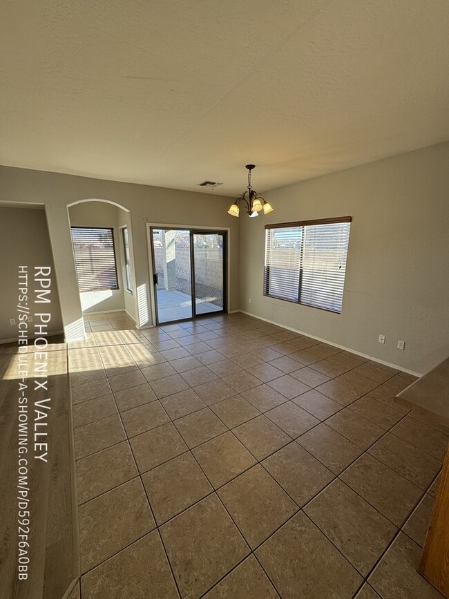 Building Photo - Open concept 3 bed / 2 bath with *NEW* Flo...