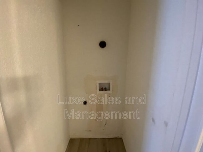 Building Photo - 3200 W Britton Rd