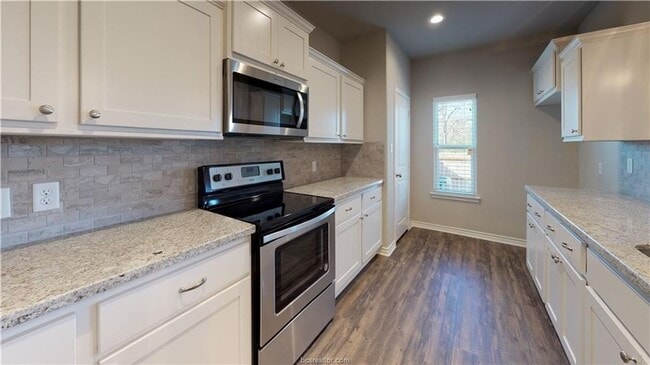 Building Photo - Rooms available in 4 bedroom house