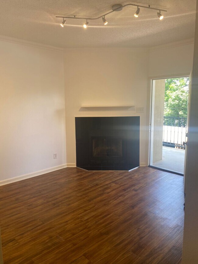 Building Photo - Marina Pointe One Bedroom Unit